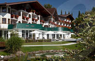 Ansicht von außen Hotel Neue Post. (Unser schönes Hotel liegt mitten im Bayerischen Wald in Bodenmais.)