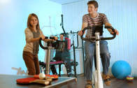 Fitnessraum (Im Fitnessraum mit modernen Fitnessgeräten bringen Sie Ihre körperliche Fitness in Schwung.)
