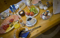 Frühstückstisch im Ferienhof in der Gemeinde Sonnen in Niederbayern (Der großzügig gedeckte Frühstückstisch im Ferienhof der Gemeinde Sonnen in Niederbayern lässt keine Wünsche offen.)