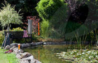 Garten und Teich im Wellnesshotel Neue Post in Bodenmais (Verbringen Sie entspannende Stunden in unserem Garten.)