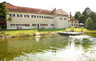 Sommeransicht des Ladguts Tiefleiten in Breitenberg (Im Sommer können die Gäste des Landguts Tiefleiten im Teich direkt hinter dem Haus baden.)