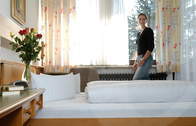 Zimmer (Die gemütlich eingerichteten Gästezimmer im Hotel Dreisonnenberg in Neuschönau.)