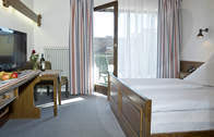 Zimmer im Hotel Schönberg am Nationalpark Bayerischer Wald (Das Hotel Schönberg befindet sich im Nationalpark Bayerischer Wald und verfügt über gemütlich eingerichtete Zimmer.)